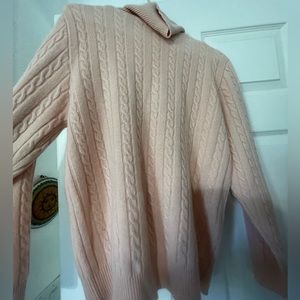 Light pink 100% cashmere sweater. Like new condition.